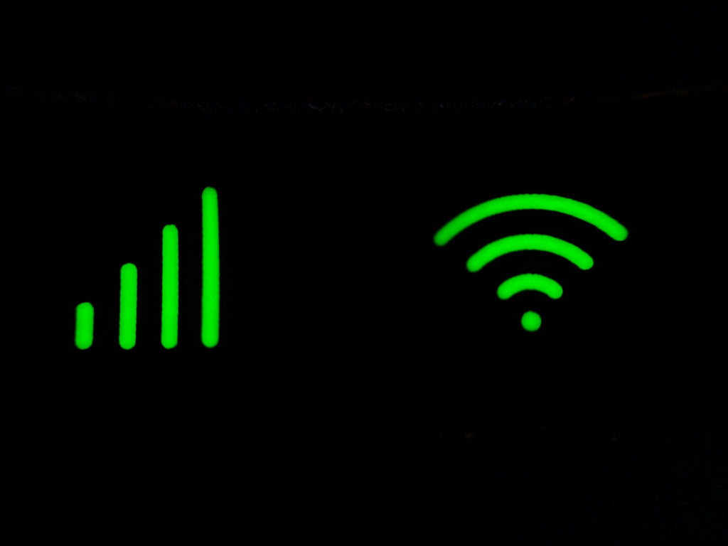 black background with green connection indicators for data and wifi